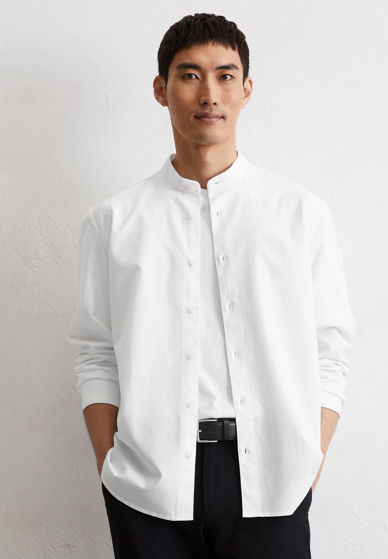 Witte lange mouwen shirt met een bandkraag, gemaakt van katoen, met een knoopsluiting en subtiele logodetail op de borst.