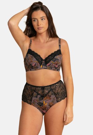 Bralette accentuée de dentelle noire et sous-vêtements taille haute dans un imprimé floral avec des teintes de gris, rose et orange. Texture lisse et détails intricats.