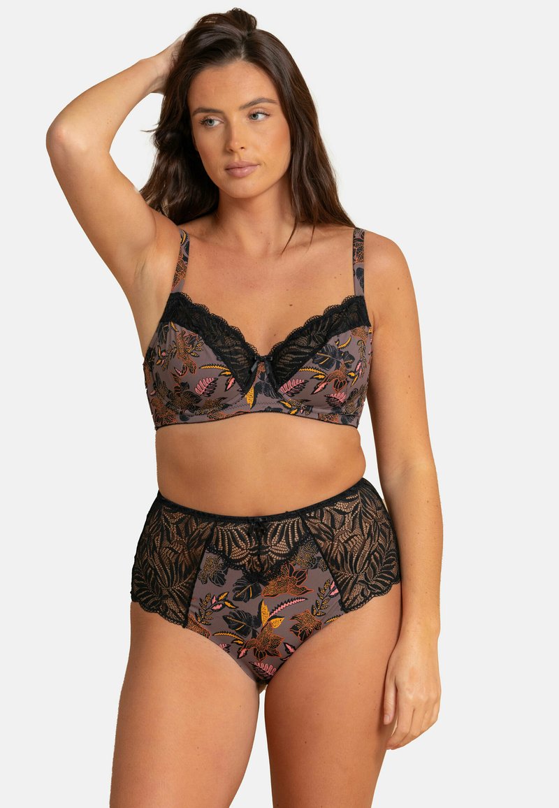 Bralette accentuée de dentelle noire et sous-vêtements taille haute dans un imprimé floral avec des teintes de gris, rose et orange. Texture lisse et détails intricats.