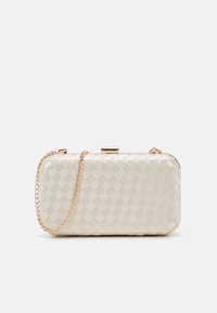 Kudottu kerma-valkoinen clutch-käsilaukku, jossa on kultainen ketjuhihna, suorakulmainen muoto, sileä pinta ja lukko.