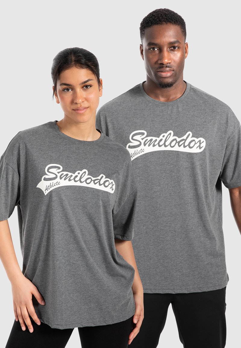 Smilodox UNISEX MACEY FRONT PRINT - Camiseta estampada - anthrazit melange