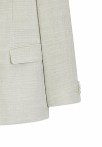 Lysegrå blazerærme med tre knapper og en vandret lomme med klap på blazersiden.