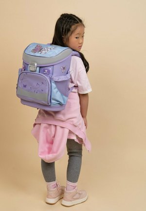 Lila Rucksack mit Schmetterlingsmotiven, grauen Akzenten und Netztaschen an den Seiten, getragen von einem Kind in hellpink und grauer Kleidung mit pinken Schuhen.