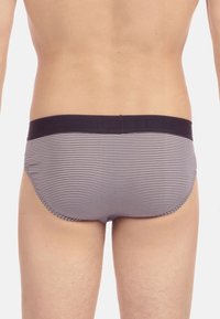 Herrenunterwäsche in Marineblau und weißen Streifen, mit einem weichen Bund mit Logo, enger Passform und glattem Stoffgefühl.