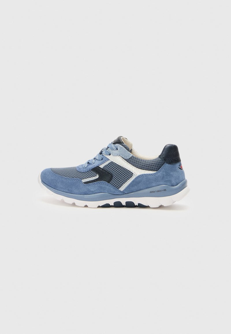Hellblaues Sport footwear aus einer Mischung von Wildleder und Mesh-Materialien. Verfügt über einen weißen und schwarzen Designelement, eine strukturierte Gummisohle und eine Schnürung.