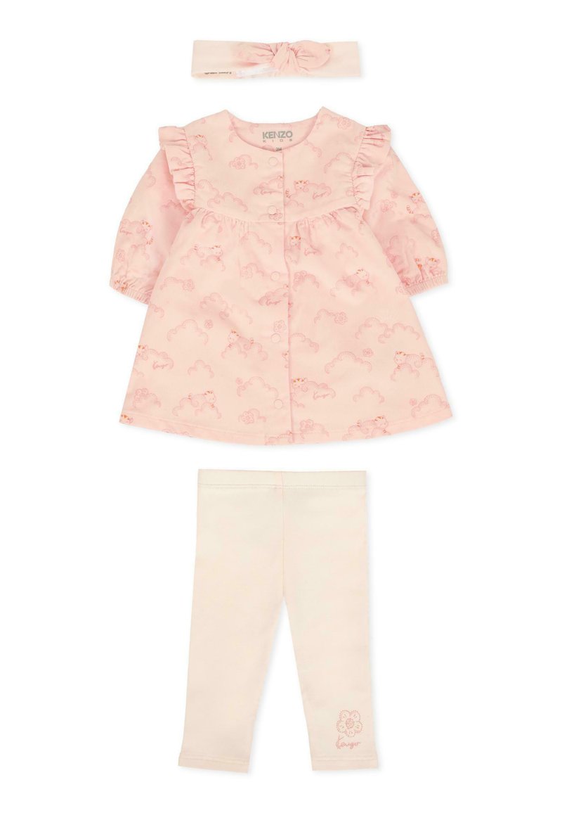 Abito rosa con maniche a volant, chiusura a bottoni e motivo a nuvole. Il set include leggings coordinati e un cerchietto annodato in morbido tessuto.