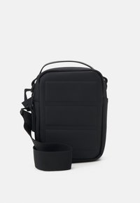 Schwarze rechteckige Schultertasche mit gepolstertem Außenteil, flachem Frontpanel und abnehmbarem Schulterriemen. Hergestellt aus strapazierfähigem Stoff mit einer glatten Textur.