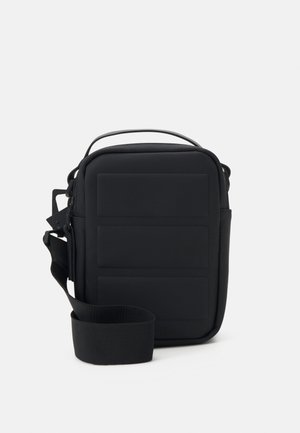 SHIELD REPORTER BOX BAG UNISEX - Geantă crossbody - black