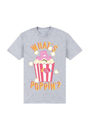 Heather grå t-shirt med en lyserød bjørn i en stripsmønstret popcornbeholder, med teksten "WHAT'S POPPIN'?" i gul og lyserød.