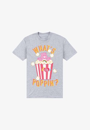 Szary t-shirt w kolorze heather z różowym niedźwiedziem w paskowanej wiaderku na popcorn, z napisem "CO SŁYCHAĆ?" w kolorze żółtym i różowym.