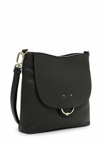 Borsa a tracolla in pelle nera con chiusura a patta, dettaglio ad anello dorato e tracolla regolabile su sfondo bianco.