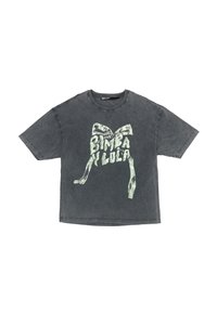 Camiseta gris de gran tamaño hecha de algodón suave, con una gran impresión gráfica verde de un lazo y el texto "Bimba y Lola" en el frente.