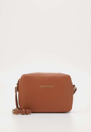 Brązowa teksturowana skórzana torba crossbody z złotym logo "VALENTINO" i regulowanym paskiem ze złotą klamrą na białym tle.