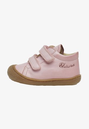 Zapato infantil de cuero rosa con dos correas de Velcro, punta redondeada y una suela de goma color beige, que presenta un pequeño logo en el lateral.