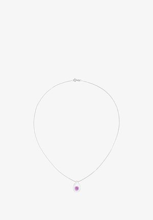 Sølvhalskæde med en fin kæde og en dråbeformet vedhæng; vedhænget har en lyserød ædelsten i en blomsterdesignet indfatning.