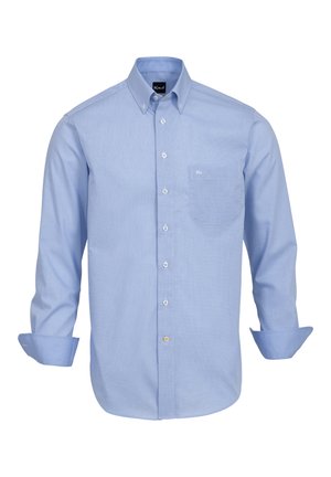 Camicia a maniche lunghe a scacchi blu chiaro con colletto button-down, taschino sul petto e bottoni bianchi. Il tessuto appare liscio con una leggera texture.