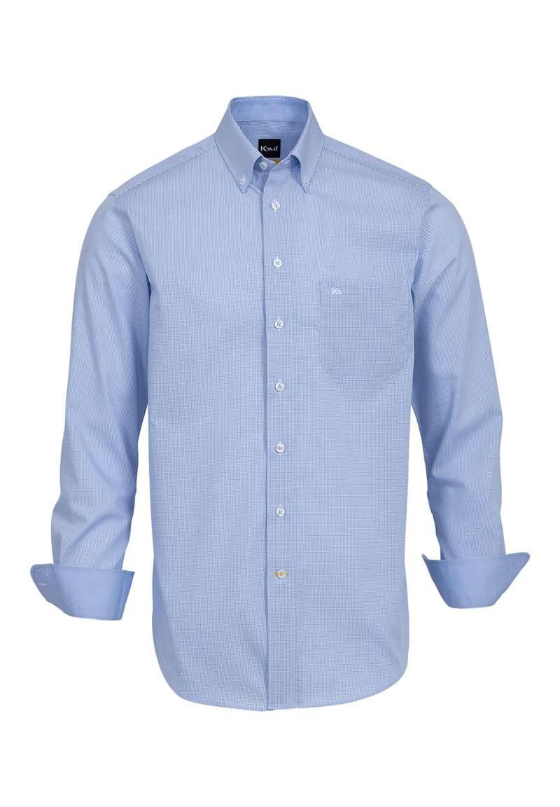 Camicia a maniche lunghe a scacchi blu chiaro con colletto button-down, taschino sul petto e bottoni bianchi. Il tessuto appare liscio con una leggera texture.