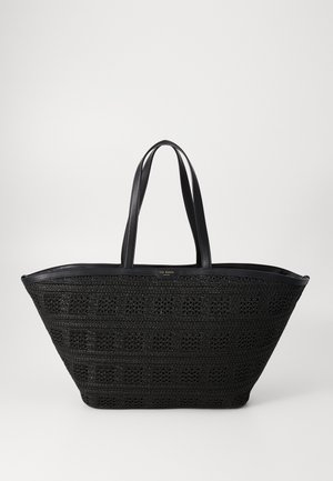 Schwarze gewebte Tragetasche mit Ledergriffen, die eine strukturierte Form und eine texturierte Oberfläche aufweist. Auffällige Markenkennzeichnung auf der Vorderseite.