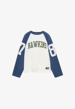 Biała koszula z długimi rękawami i granatowymi rękawami raglanowymi, z napisem "HAWKINS" na zielono oraz z numerami "7" i "8" na rękawach. Materiał bawełniany.