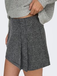 Siva suknja s uzorkom od teksturiranog materijala, s remenom koji se prilagođava i naboranim dizajnom na rubu. Ležerni stil, dužine do koljena.