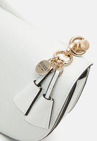 Guess GIZELE MINI SADDLE CROSSBODY - Taška s příčným popruhem - white