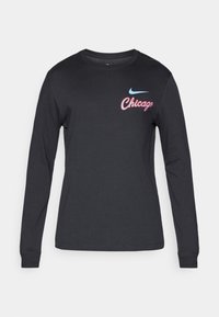 Schwarzes Langarmshirt mit blauem Nike-Swoosh und rotem "Chicago"-Text auf der oberen linken Brust.