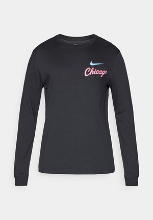 Camisa de manga larga negra con el swoosh azul de Nike y el texto rojo "Chicago" en la parte superior izquierda del pecho.