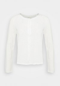 Cardigan bianco a maniche lunghe in un morbido tessuto leggero, con scollatura rotonda e chiusura frontale a bottoni completa.