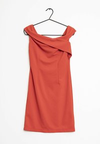 Rode off-shoulder gestructureerde mouwloze jurk die hangt aan een zwarte metalen hanger tegen een eenvoudige witte achtergrond.