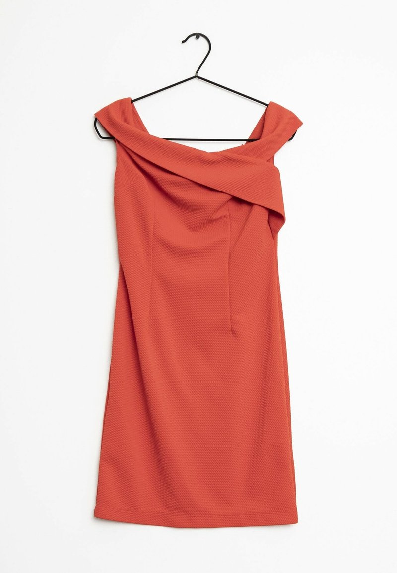 Rode off-shoulder gestructureerde mouwloze jurk die hangt aan een zwarte metalen hanger tegen een eenvoudige witte achtergrond.