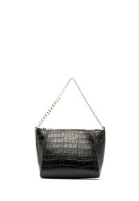 Borsa nera con motivo coccodrillo, dotata di una tracolla in catena argentata. Presenta una chiusura a zip e un logo discreto sul davanti. Texture liscia e lucida.