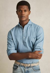 Reiss REGULAR FIT - BAYLOR CUTAWAY-COLLAR - Cămașă - light wash indigo