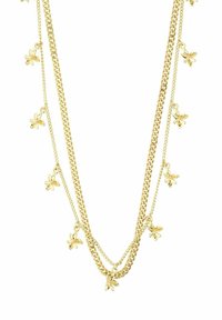 Guldhalskæde med lagdelte kæder, prydet med små blomstercharms jævnt fordelt, hvilket giver et struktureret og detaljeret udseende.