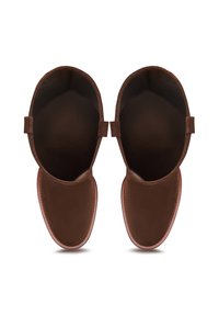 Scarpe slip-on in pelle marrone con una texture liscia, punta arrotondata e cuciture più chiare in contrasto lungo la suola. Nessun hardware visibile.