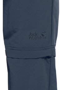 Donkerblauwe outdoorbroek met een omgevouwen knieklep en het "Jack Wolfskin"-logo geborduurd vlakbij de naad.