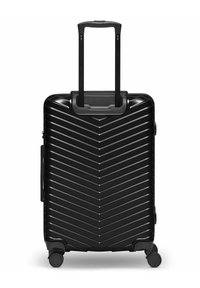 Valise rigide noire avec un motif en chevrons, équipée de quatre roues pivotantes et d'une poignée télescopique extendue, se tenant debout sur fond blanc.