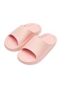 Różowe klapki wykonane z gładkiej gumy, z zaokrąglonym czubkiem i szerokim paskiem. Posiadają teksturowaną wkładkę z wzorem logo.
