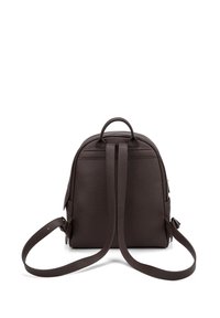 Zaino in pelle marrone con texture, dotato di spallacci regolabili, forma arrotondata, maniglia superiore e tasche laterali per una maggiore funzionalità.