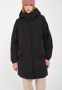 Zwarte geïsoleerde parka-jack met een hoge kraag, ritssluiting, twee voorzakken en elastische manchetten; gladde textuur en ontwerp tot de knie.