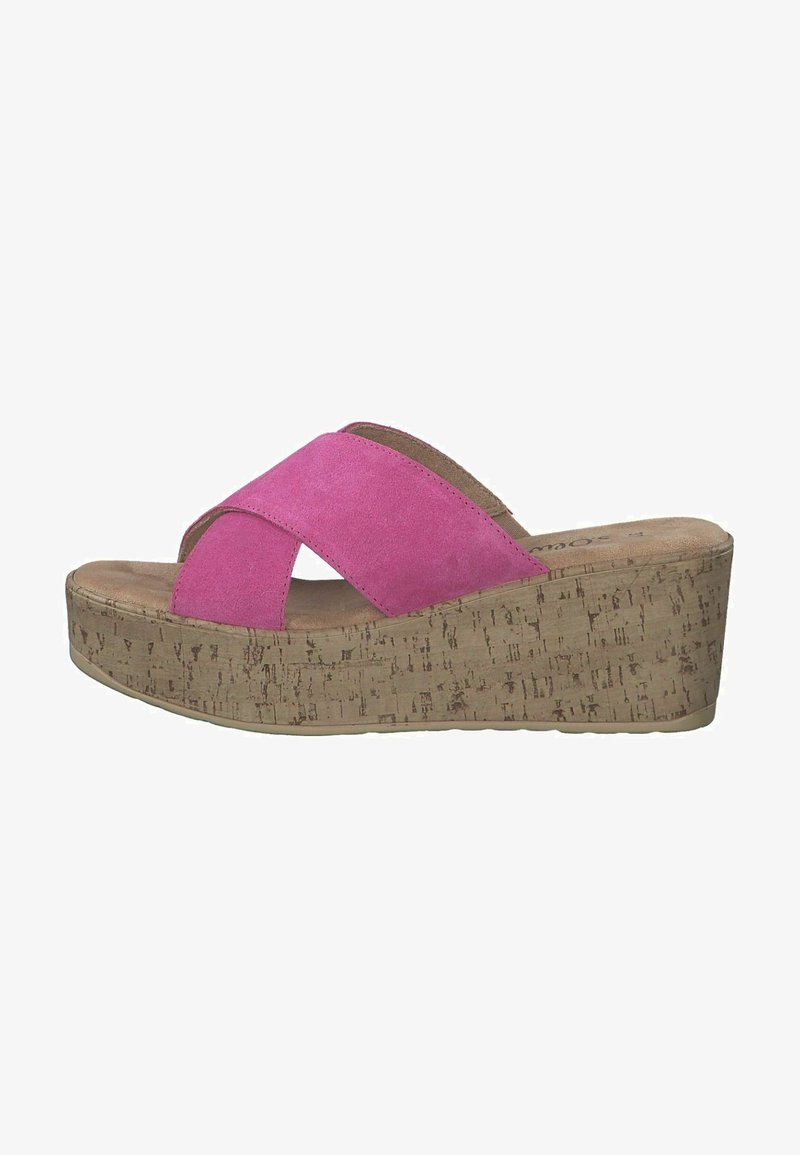 Sandali wedge in suede rosa con una piattaforma in sughero. Presentano un design a strappo incrociato e una consistenza della soletta liscia.
