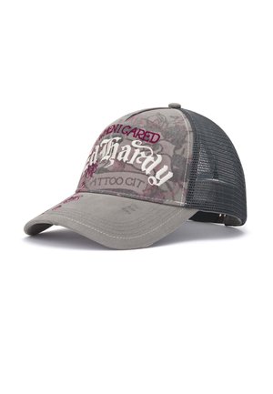 Graue und schwarze Mesh-Baseballkappe mit Blumenmustern und den Texten „"Ed Hardy"“ und „"Tattoo City"“ auf dem Frontpanel.