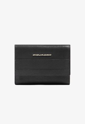 Portafoglio nero in pelle con texture granulosa, dotato di un logo dorato, cuciture orizzontali e un design rettangolare compatto.