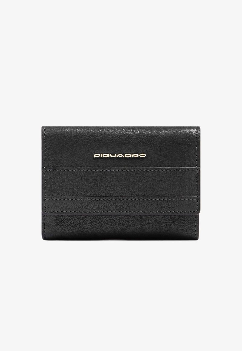 Zwarte leren portemonnee met een korrelige textuur, voorzien van een gouden logo, horizontale stiknaden en een compact rechthoekig ontwerp.