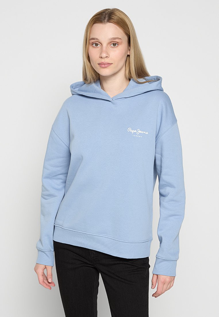 Jasnoniebieska bluza z kapturem, z regulowanym sznurkiem i kieszenią typu kangur, z białym logo na lewej piersi. Miękki materiał i luźny krój.
