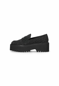 Schwarze Plateaul loafers mit einer strukturierten Oberfläche, die ein dezentes Muster aufweist, einer dekorativen Schnalle und einer klobigen, geriffelten Sohle.