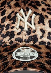 Verstellbare Damenmütze aus Leopardenmusterstoff. Mit einem gestickten NY-Logo in Crema und einem runden Etikett mit der Aufschrift "9FORTY".