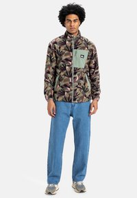 Ej vald, desert sage abstract palm