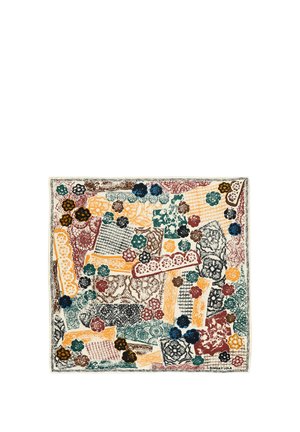 Štvorcová látka s farebnými záplatami s kvetinovým a čipkovým vzorom v zelenej, oranžovej, červenej, čiernej a žltej farbe na bielom pozadí.