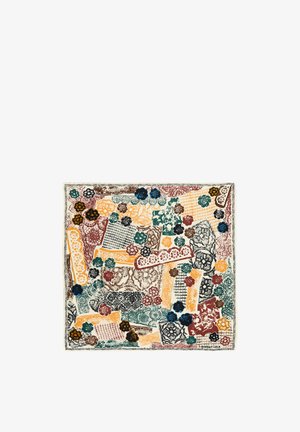 Štvorcová látka s farebnými záplatami s kvetinovým a čipkovým vzorom v zelenej, oranžovej, červenej, čiernej a žltej farbe na bielom pozadí.