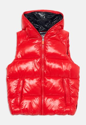 Colete puffer vermelho com um exterior brilhante e acolchoado, capuz, fecho frontal em zip e dois bolsos laterais. O forro é preto.